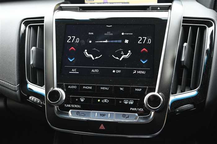 2019 Toyota Crown Hybrid 6AA-AZSH20 (UW-69d9fa0b323b7)[20]