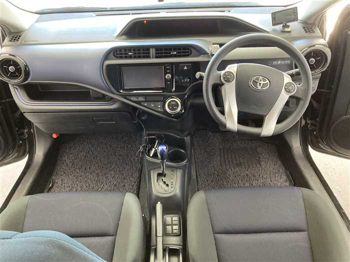2016 Toyota Aqua DAA-NHP10 (UW-69d9fa0b9bac9)[15]
