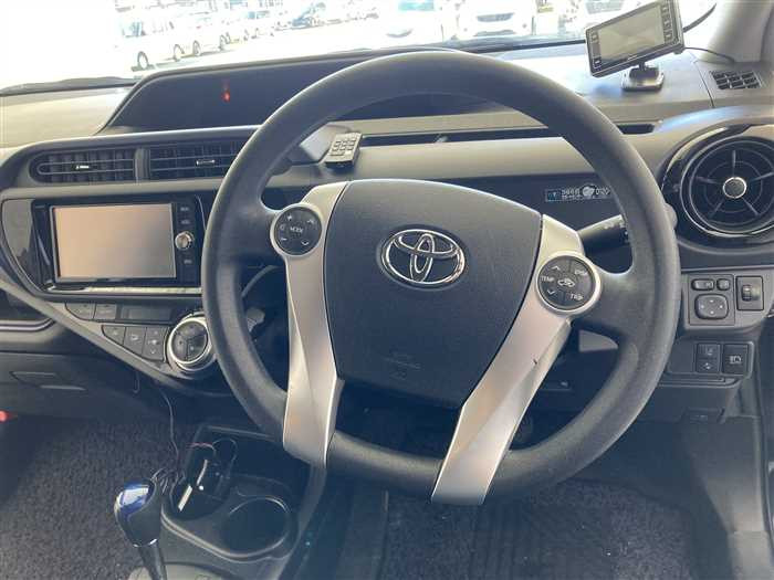 2016 Toyota Aqua DAA-NHP10 (UW-69d9fa0b9bac9)[16]