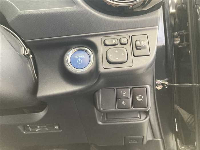 2016 Toyota Aqua DAA-NHP10 (UW-69d9fa0b9bac9)[17]