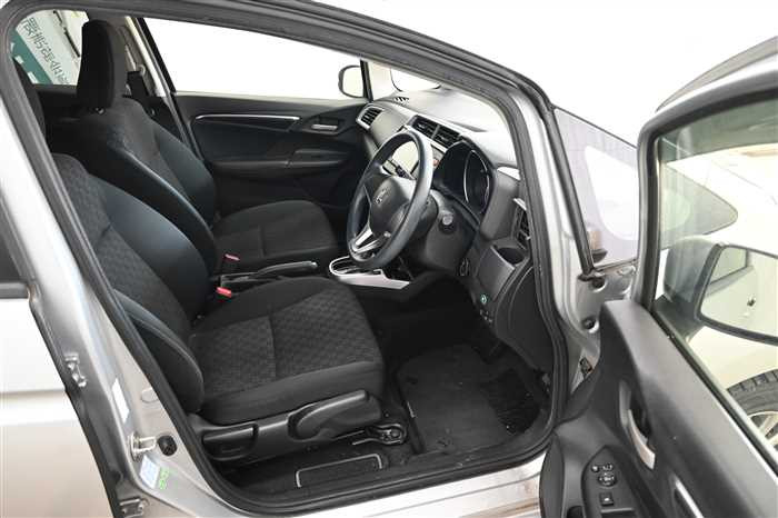 2015 Honda Fit DBA-GK3 (UW-69d9fa0e556de)[6]