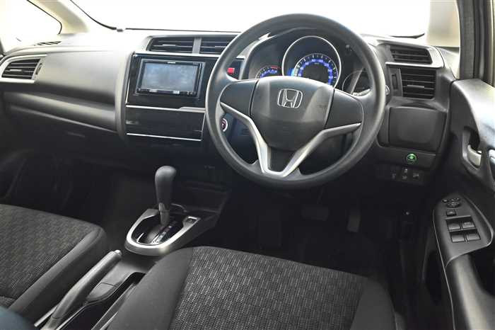 2015 Honda Fit DBA-GK3 (UW-69d9fa0e556de)[8]