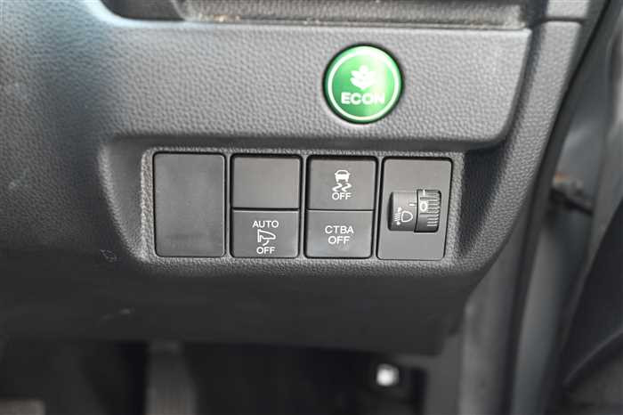 2015 Honda Fit DBA-GK3 (UW-69d9fa0e556de)[13]