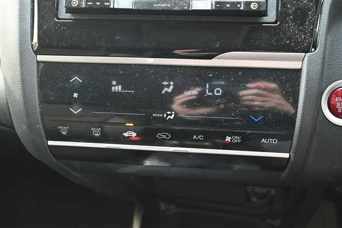 2015 Honda Fit DBA-GK3 (UW-69d9fa0e556de)[16]