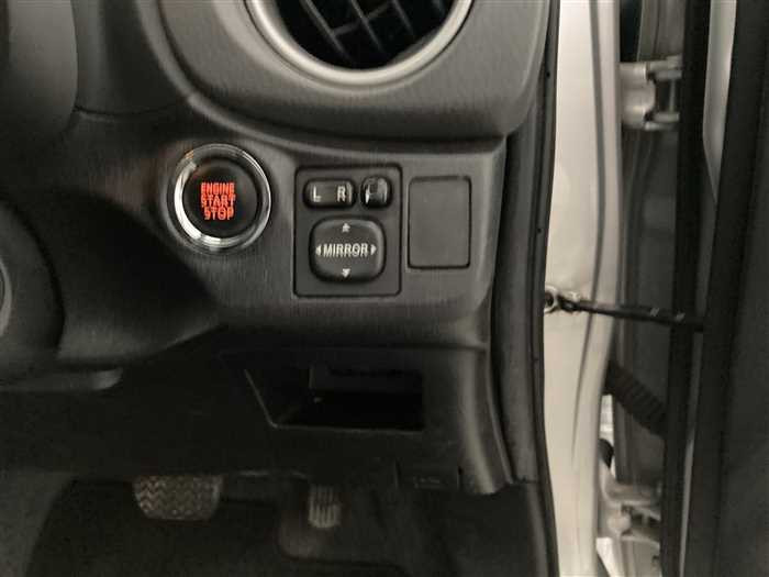 2013 Toyota Vitz DBA-NSP130 (UW-69d9fa0fd94e5)[16]