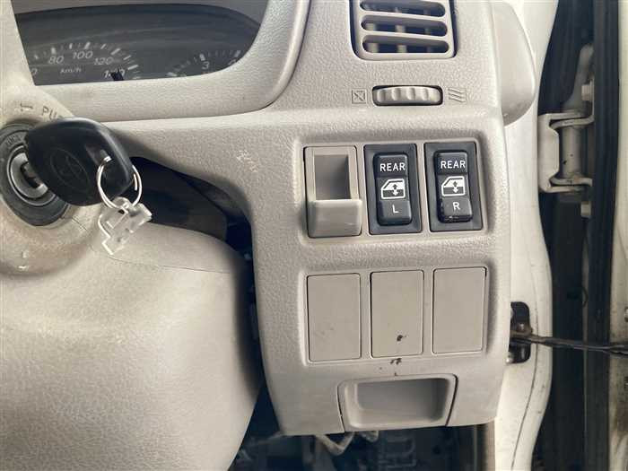 2011 Toyota Dyna LDF-KDY231 (UW-69d9fa1085778)[19]