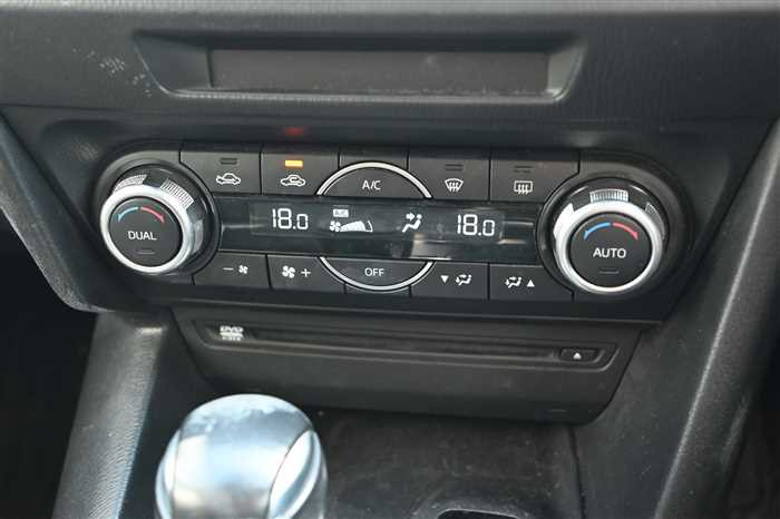 2018 Mazda Axela dba-BM5FS (UW-69f5a9eb20483)[18]