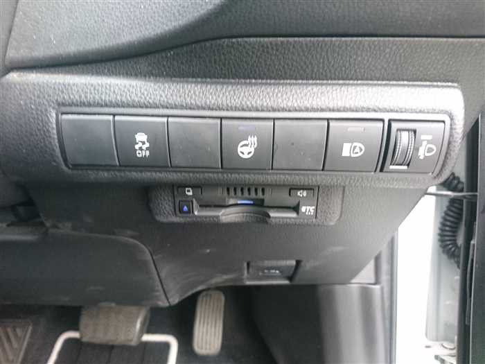 2022 Toyota Corolla Touring Wagon ZWE211W (UW-69d9fa1cd6fe3)[26]