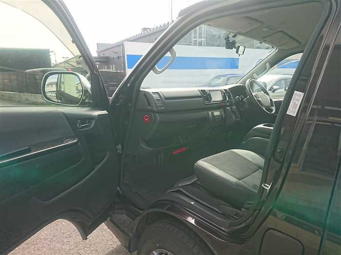 2016 Toyota Regiusace Van KDH201V (UW-69d9fa1d7bf28)[11]