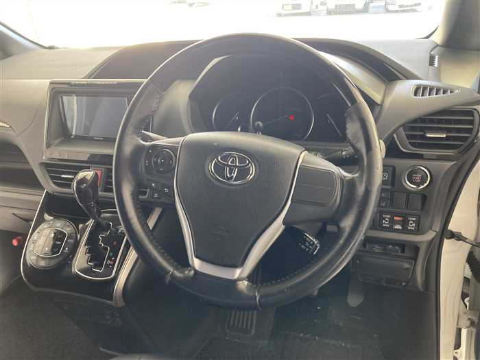2016 Toyota Esquire DBA-ZRR80G (UW-69d9fa279a101)[18]