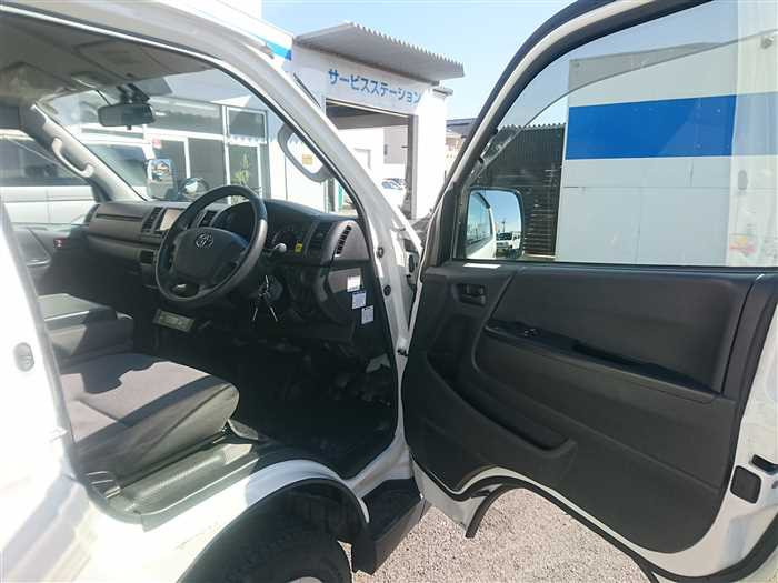 2020 Toyota Hiace Van GDH201V (UW-69d9fa2d26cde)[9]