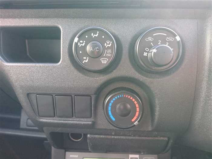 2020 Toyota Hiace Van GDH201V (UW-69d9fa2d26cde)[21]