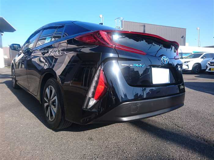 2019 Toyota Prius PHV ZVW52 (UW-69d9fa3a542b8)[2]