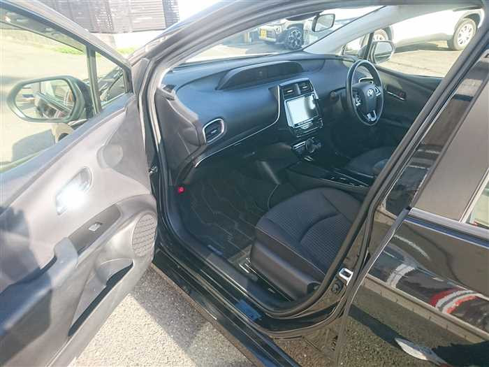 2019 Toyota Prius PHV ZVW52 (UW-69d9fa3a542b8)[10]