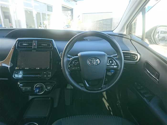 2019 Toyota Prius PHV ZVW52 (UW-69d9fa3a542b8)[16]