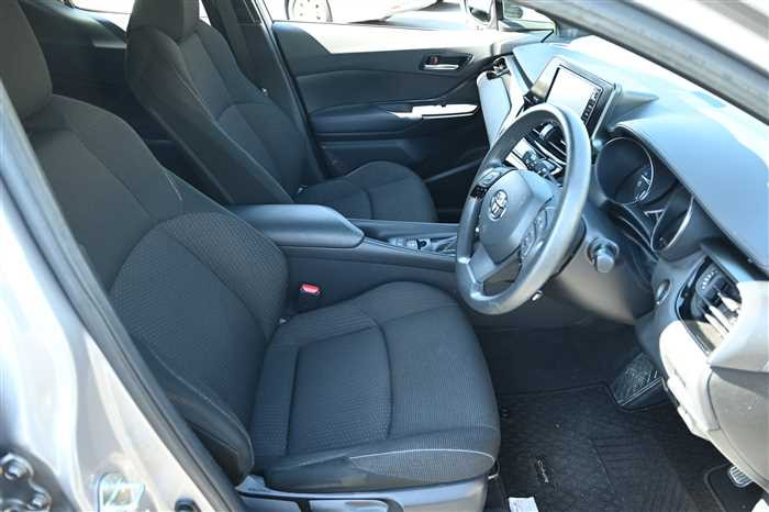 2019 Toyota C-HR DBA-NGX10 (UW-69d9f9e3a6b11)[11]