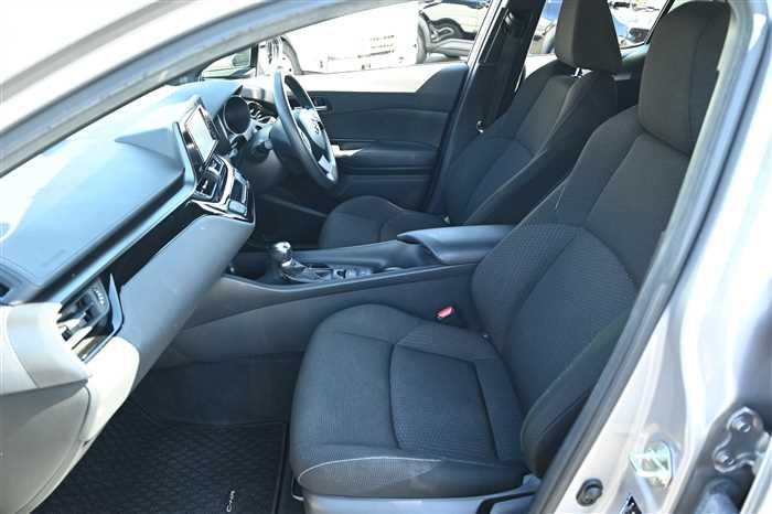 2019 Toyota C-HR DBA-NGX10 (UW-69d9f9e3a6b11)[13]