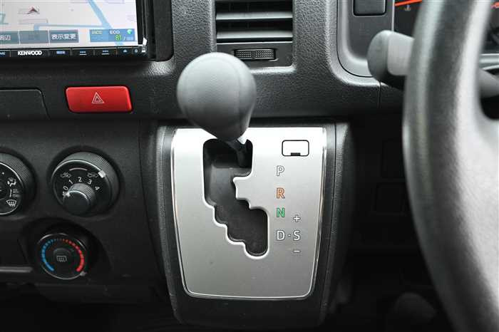 2017 Toyota Hiace Van CBF-TRH200V (UW-69d9f9eecbdbf)[14]