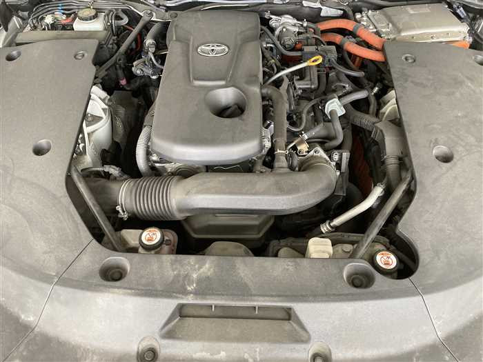 2020 Toyota Crown Hybrid 6AA-AZSH20 (UW-69d9f9f0acb38)[26]