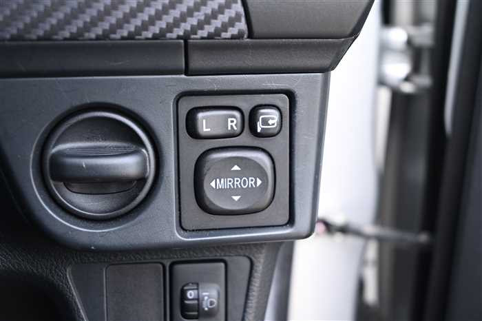 2013 Toyota Corolla Fielder DBA-NZE161G (UW-69d9f9f1590ba)[18]