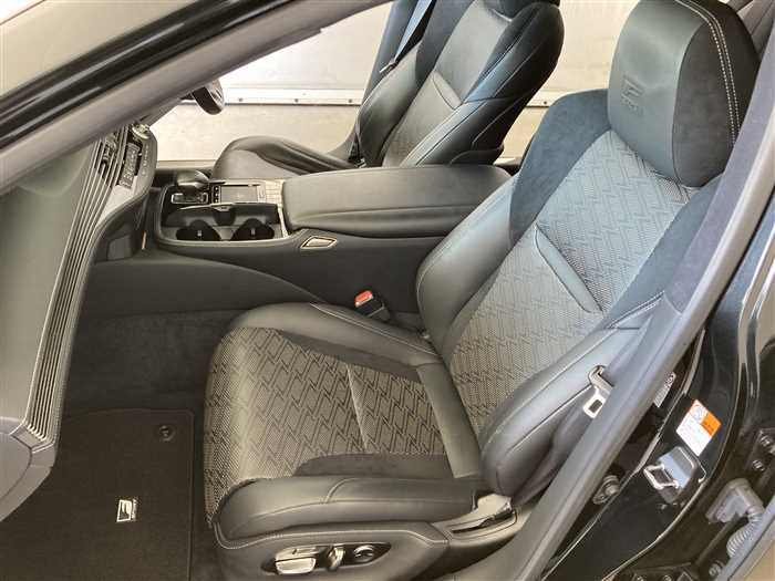 2017 Lexus LS DAA-GVF50 (UW-69d9f9e48ec2e)[14]