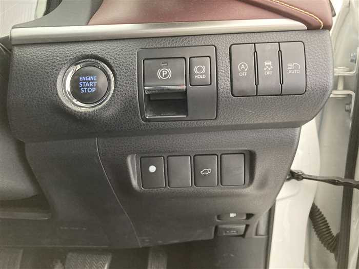 2017 Toyota Harrier DBA-ZSU60W (UW-69d9f9e5793a8)[18]