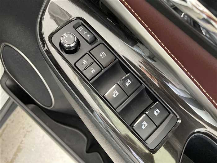 2017 Toyota Harrier DBA-ZSU60W (UW-69d9f9e5793a8)[19]