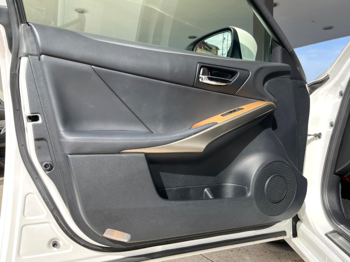 2013 Lexus IS DAA-AVE30 (UW-69ef57cd8cb22)[28]