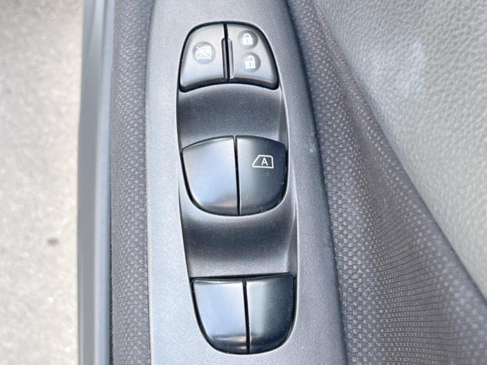 2013 Nissan Serena DBA-FNC26 (UW-69ef581148825)[20]