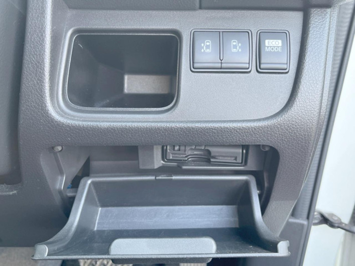 2013 Nissan Serena DBA-FNC26 (UW-69ef581148825)[21]