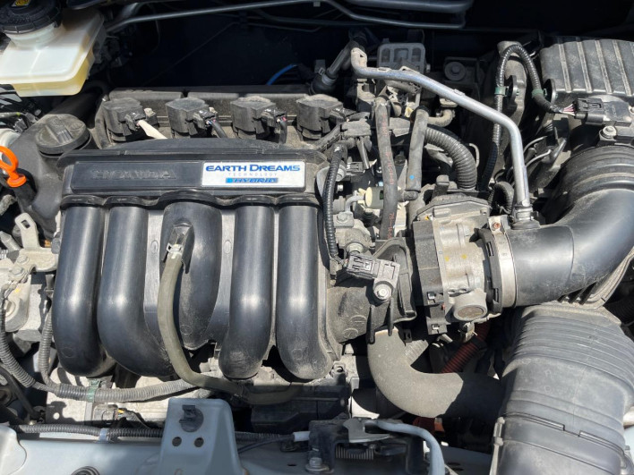 2014 Honda Fit Hybrid DAA-GP5 (UW-69ef581f8f147)[9]