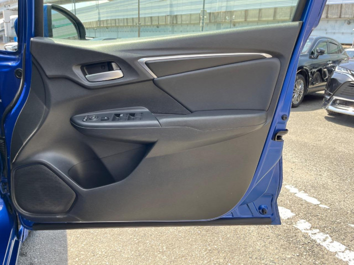 2014 Honda Fit Hybrid DAA-GP5 (UW-69ef581f8f147)[27]