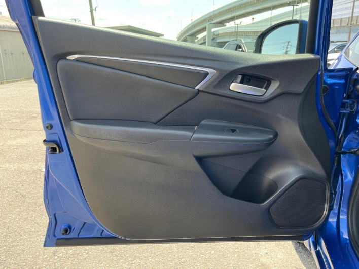 2014 Honda Fit Hybrid DAA-GP5 (UW-69ef581f8f147)[21]