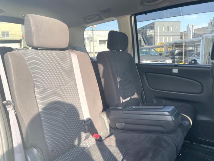 2014 Nissan Serena DAA-HC26 (UW-69ef582e6e4cf)[23]