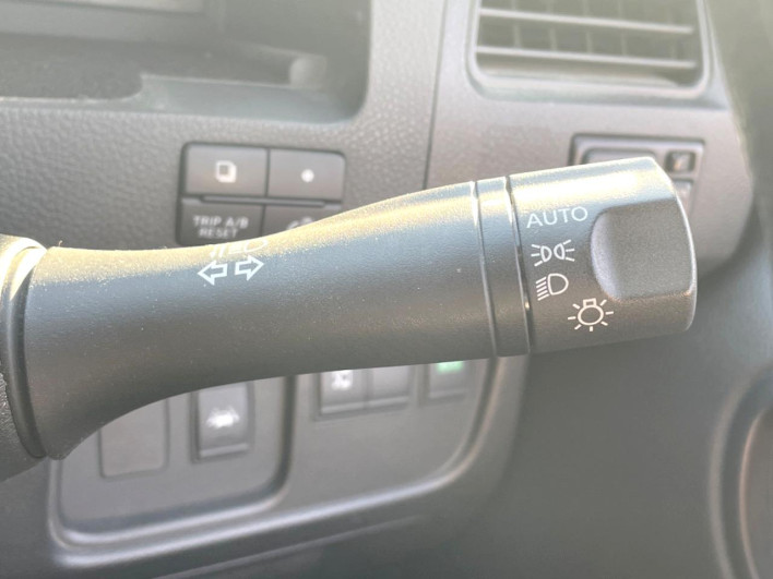 2014 Nissan Serena DAA-HC26 (UW-69ef582e6e4cf)[28]