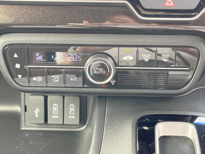 2018 Honda N-BOX CUSTOM DBA-JF3 (UW-69ef58470684e)[25]