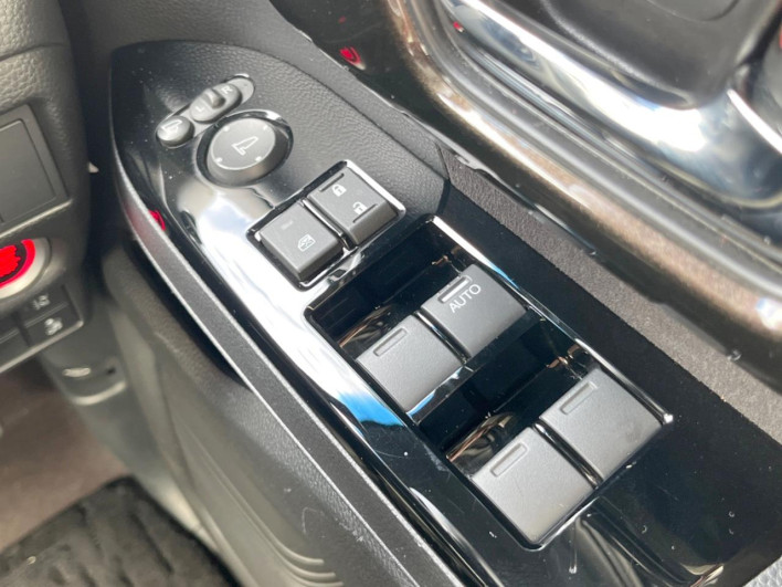 2018 Honda N-BOX CUSTOM DBA-JF3 (UW-69ef58470684e)[16]