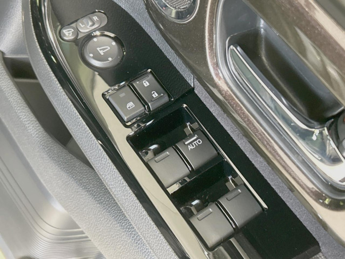 2019 Honda N-BOX CUSTOM DBA-JF3 (UW-69ef584764f3e)[16]