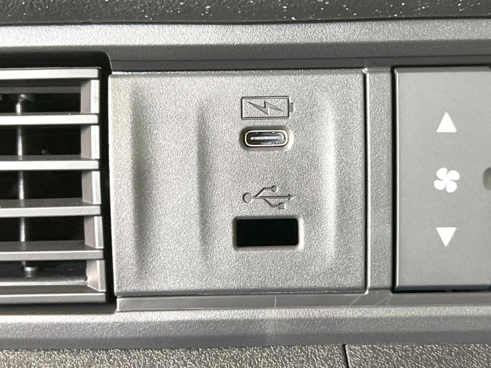 2025 Honda N-BOX CUSTOM 6BA-JF5 (UW-69ef585247a9a)[5]