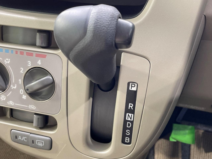 2014 Daihatsu Move DBA-LA100S (UW-69ef58621c6d9)[13]