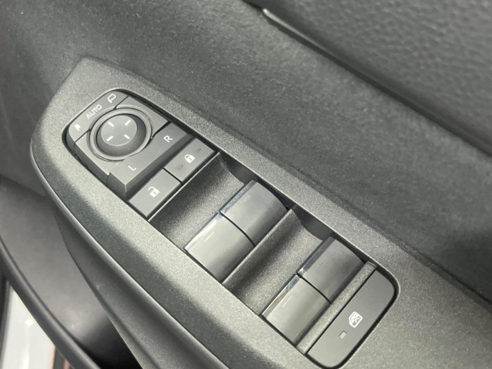 2025 Toyota Yaris Cross 5BA-MXPB15 (UW-69ef58ac8e4c9)[21]