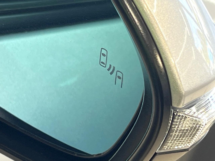 2022 Toyota Yaris Cross 6AA-MXPJ10 (UW-69ef58b1a0c96)[8]