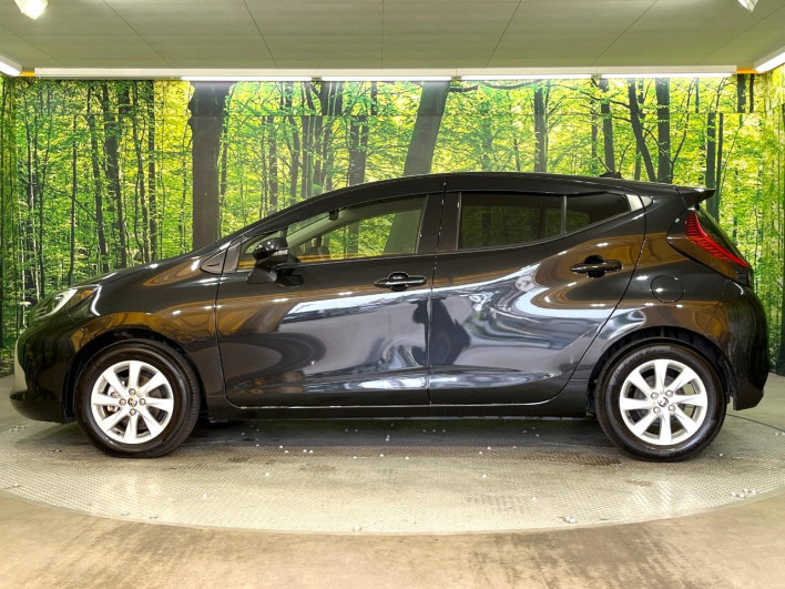 2022 Toyota Aqua 6AA-MXPK11 (UW-69ef58b4a431c)[12]