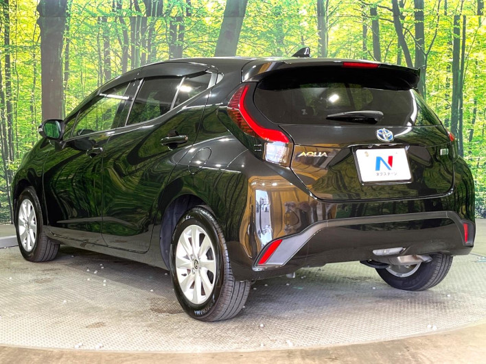 2022 Toyota Aqua 6AA-MXPK11 (UW-69ef58b4a431c)[11]