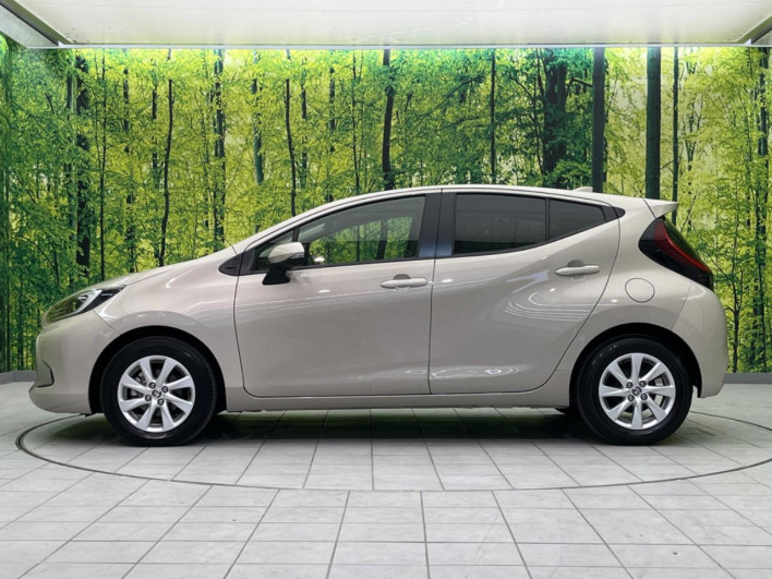 2022 Toyota Aqua 6AA-MXPK11 (UW-69ef58b4c0c18)[16]