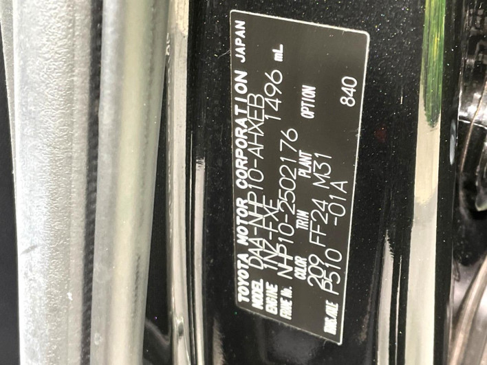 2015 Toyota Aqua DAA-NHP10 (UW-69ef58c5e2e31)[1]