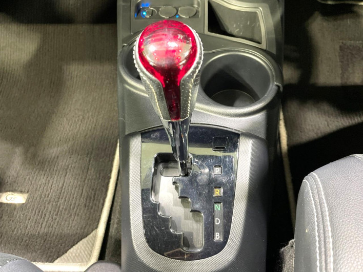 2015 Toyota Aqua DAA-NHP10 (UW-69ef58c5e2e31)[26]