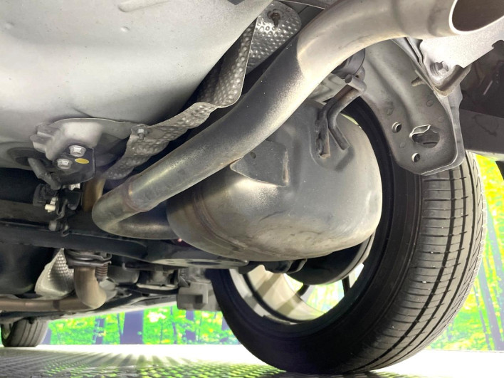 2015 Toyota Aqua DAA-NHP10 (UW-69ef58c5e2e31)[10]