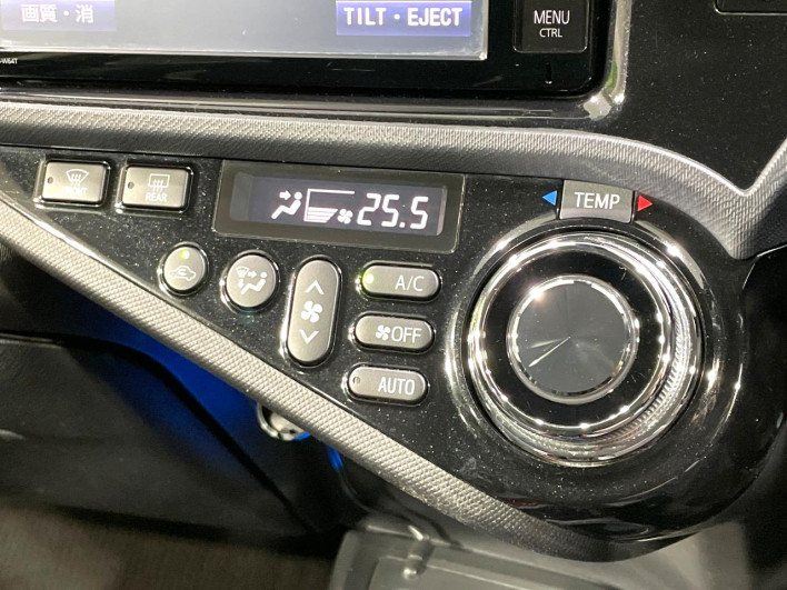 2015 Toyota Aqua DAA-NHP10 (UW-69ef58c5e2e31)[23]