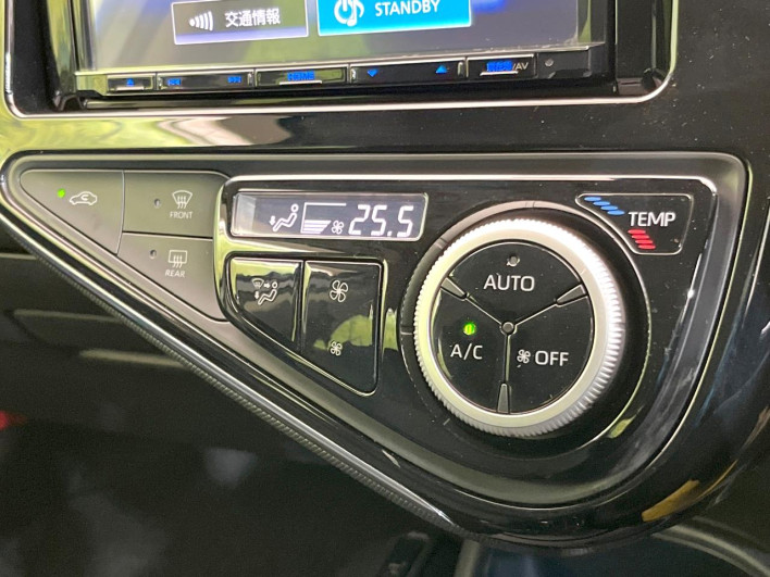 2019 Toyota Aqua DAA-NHP10 (UW-69ef58c66421c)[27]